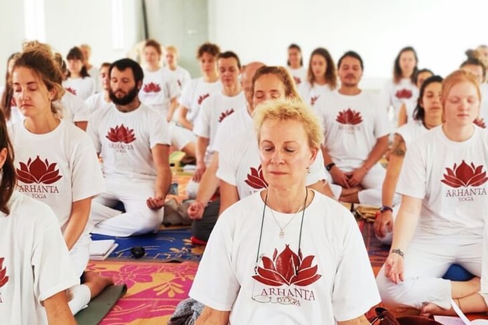 Yogabeoefenaars mediteren om Brahman te ervaren. Yogabeoefenaars mediteren om Brahman te ervaren.
